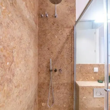 Amaro I - Boutique 2 Bed In Alcantara Апартаменти